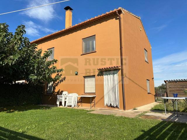 vivienda en planta baja con jardín en alquiler de segunda residencia en ullastret, baix empordà