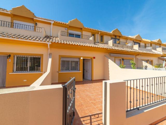 Vivienda en residencial con piscina con tres dormitorios, plaza de aparcamiento y trastero
