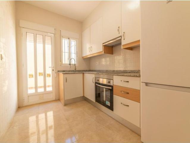 Vivienda en residencial con piscina con tres dormitorios, plaza de aparcamiento y trastero