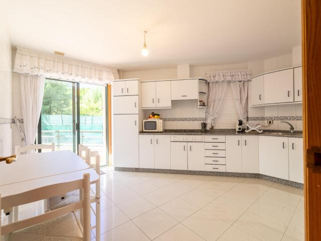 Vivienda en Sanxenxo con gran terraza, piscina comunitaria y a escasos minutos andando de la playa de Barreiros. Ref. P457