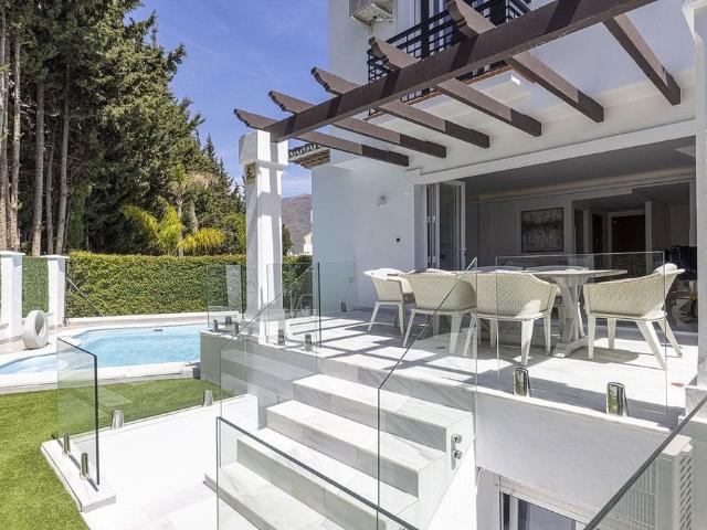 Vivienda exclusiva de 287 m2 en venta Estepona, España