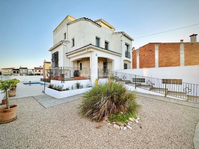 Vivienda exclusiva de 280 m2 en venta Castelló d'Empúries, Cataluña