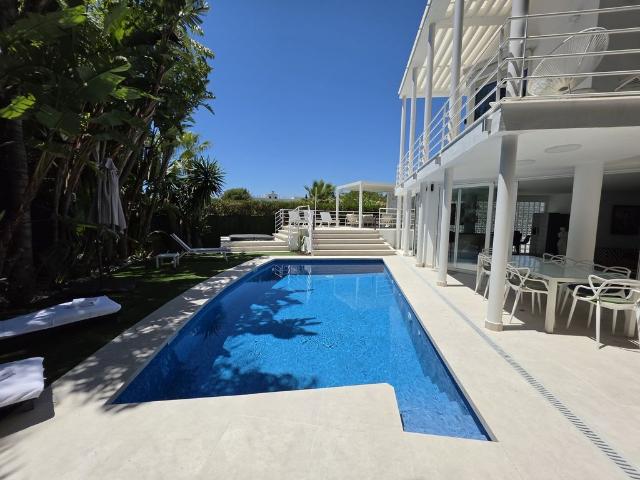 Vivienda exclusiva de 336 m2 en venta Calle las Azucenas, Marbella, Provincia de Málaga, Andalucía