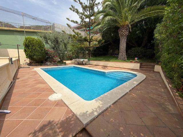 Vivienda exclusiva de 377 m2 en venta Castelldefels, España