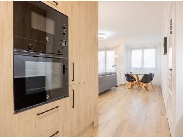 VIVIENDA LUMINOSA CON BALCON A UN PASO DE LA PLAYA