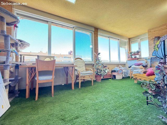 VIVIENDA LUMINOSA CON GRAN TERRAZA EN URBANIZACIÓN CON PISCINA, GARAJE Y TRASTERO