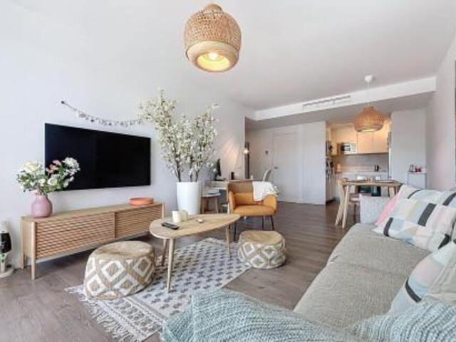 Vivienda mediterránea bañada de luz natural con jacuzzi privado y vistas abiertas