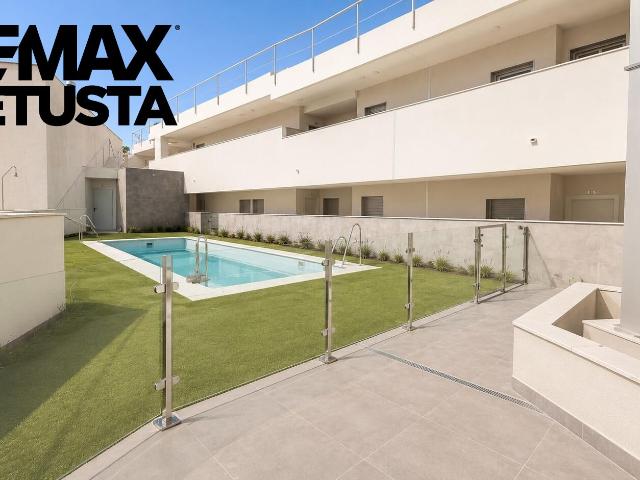 Vivienda nueva en San José con aerotermia, piscina y garaje a menos de 200 metros de la playa