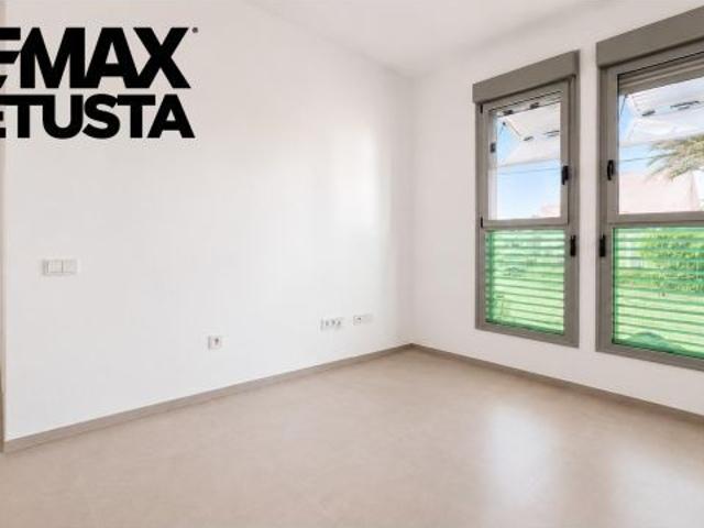 Vivienda nueva en San José con aerotermia, piscina y garaje a menos de 200 metros de la playa