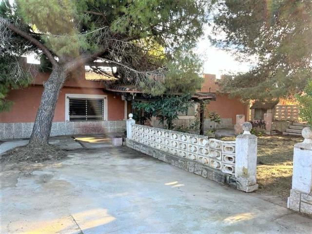 Vivienda okupada en Torrent: chalet con piscina y alto potencial