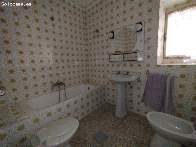 Vivienda para reformar con almacén y patio