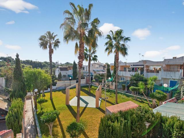 Vivienda pareada en esquina con parcela privada y gran solárium