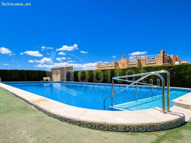 Vivienda pareada en esquina en alquiler en Torrevieja, Alicante