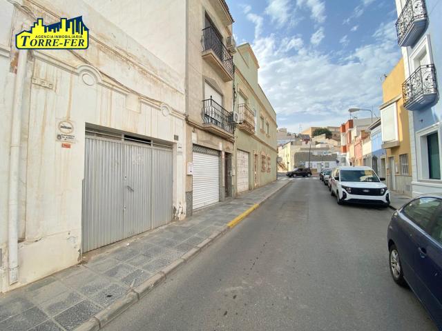 ¡VIVIENDA PLANTA BAJA ADAPTADA COMO GARAJE EN VENTA JUNTO AV. PABLO IGLESIAS!