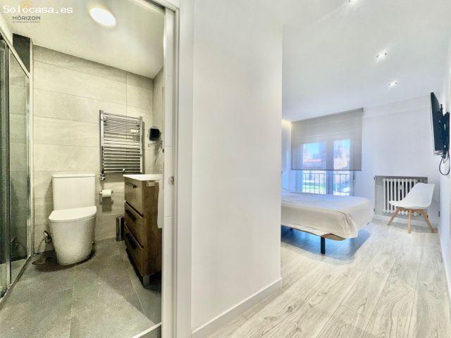 Vivienda reformada con balcón en plaza del humedal, centro de gijón