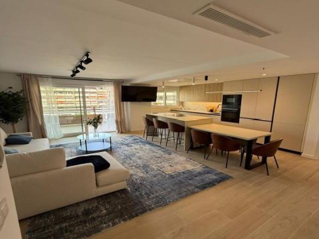 Vivienda reformada de diseño a estrenar con gran terraza, garaje y urbanización con piscina en Valen