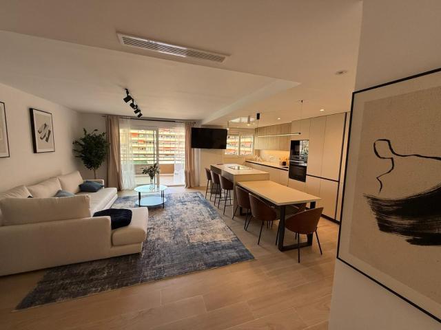 Vivienda reformada de diseño a estrenar con gran terraza, garaje y urbanización con piscina en Valencia. Una de las urbanizaciones más completas de la ciudad, con amplias zonas verdes, piscinas, in