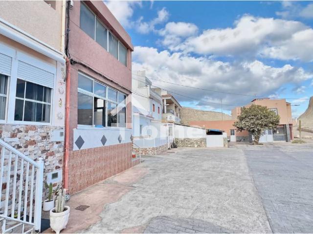 Vivienda reformada junto al mar con porche privado en Tajao