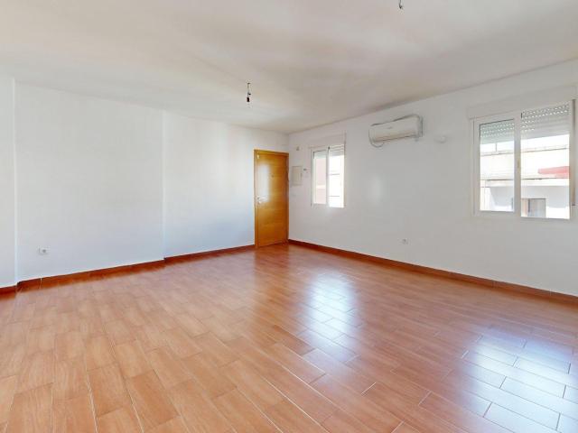 VIVIENDA REFORMADA, JUNTO JARDINES DE JUAN CARLOS I, DE TRES HABITACIONES CONVERTIDOS EN DOS. IDEAL PARA INVERSORES!