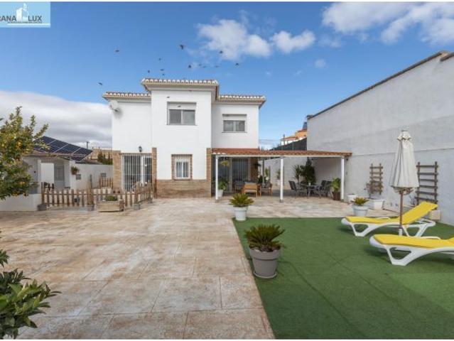 ? VIVIENDA REFORMADA LISTA PARA ENTRAR A VIVIR EN VIÑA DEL REY – AMPLIA PARCELA CON PÉRGOLA Y EXCELE