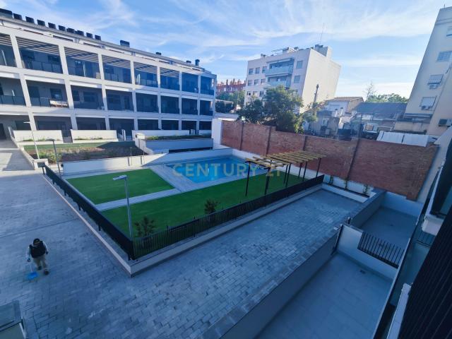 Vivienda seminueva 2 hab. con piscina, parking y trastero en Sabadell