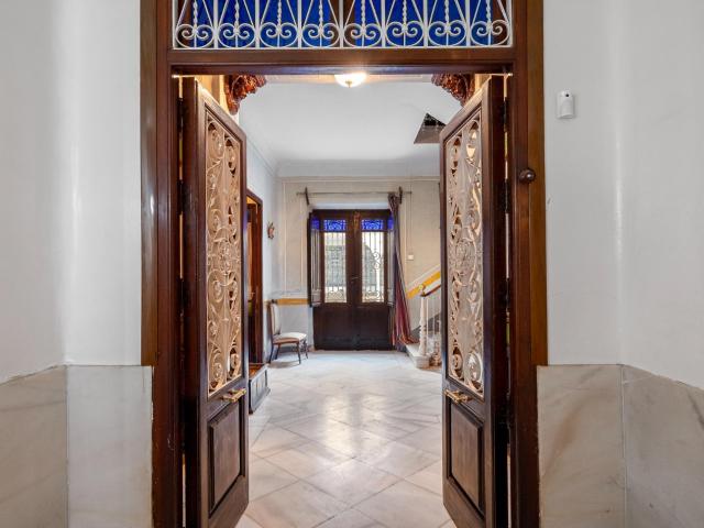 VIVIENDA SEÑORIAL CON AMPLIO LOCAL INCLUIDO!