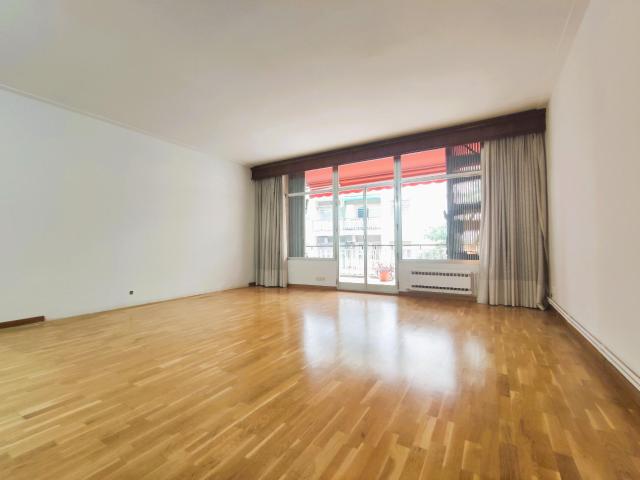 Vivienda soleada con terraza y parking para adecuarla a tu gusto