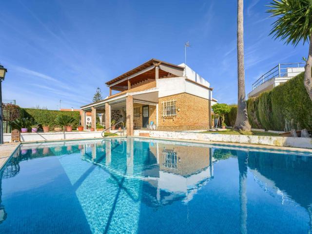 Vivir en Montaraz: chalet con piscina y pista de tenis propia