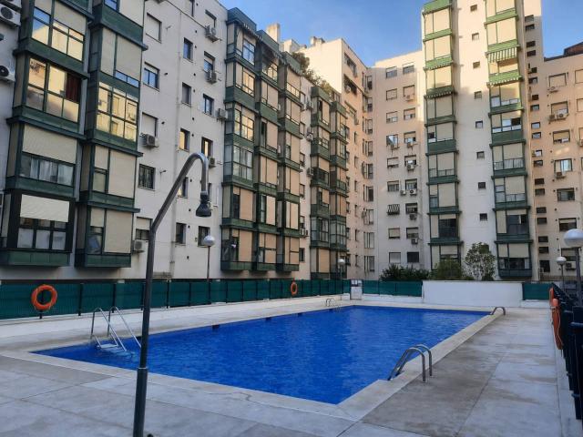 ¡ VIVO ESTUDIO VENDE EN EXCLUSIVA! Magnífica vivienda con PISCINA, junto a la emblemática Caja Mágica