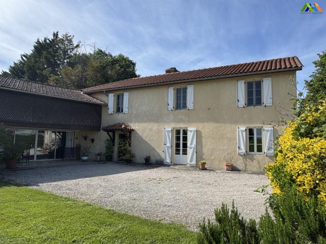 Vivre à la campagne dans cette charmante maison restaurée, à. 200m² Trie sur Baïse