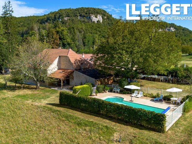 Propriété en pierre Vallée du Lot, piscine, bois et logement indépendant possible