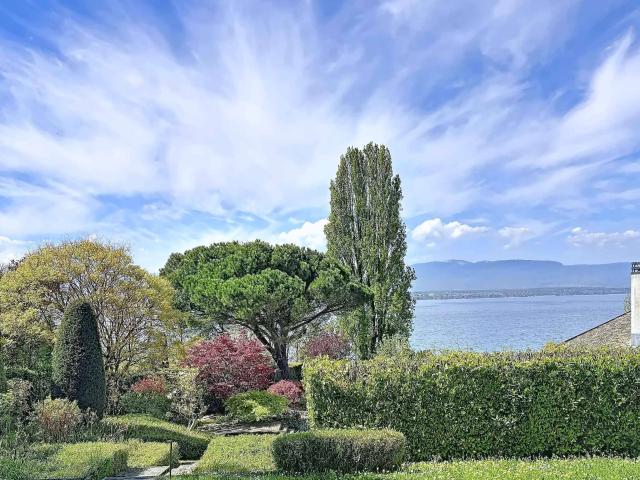 Vom Architekt entworfene Villa mit wunderschöner Aussicht und privatem Zugang zum See