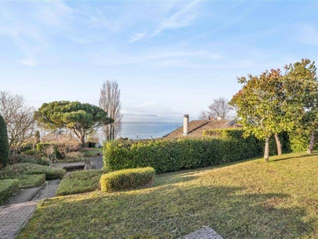 Vom Architekt entworfene Villa mit wunderschöner Aussicht und privatem Zugang zum See