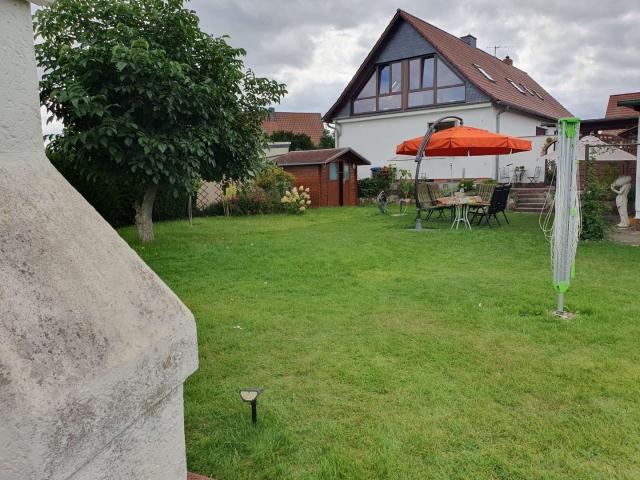 Von Grund auf sanierte Doppelhaushälfte mit herrlichem Atelier und schön angelegtem Garten
