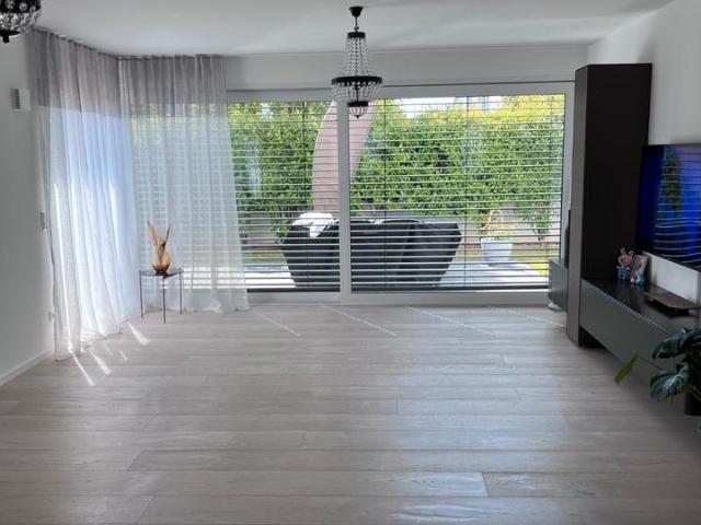 Von Privat: Elegante 3 Zi Whg mit Terrasse, EBK und TG Stellpl