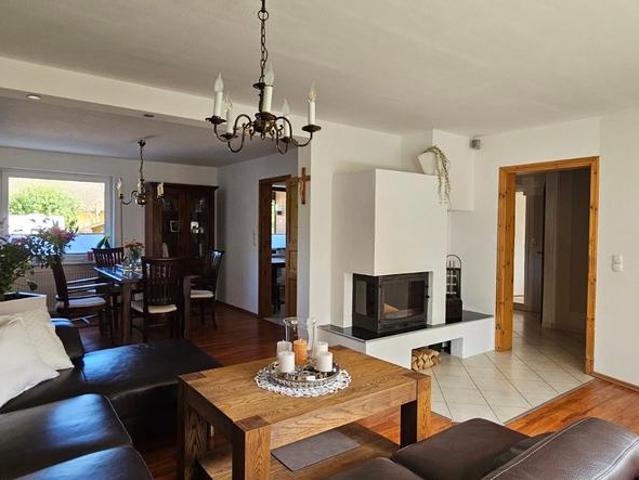 Von privat:Erdgeschosswohnung mit Garten,Kamin und Garage