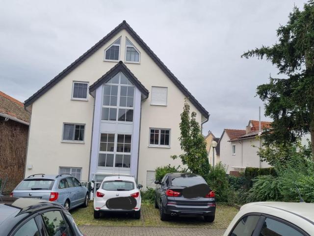 von Privat Erdgeschosswohnung mit Garten und 2 Stellplätzen