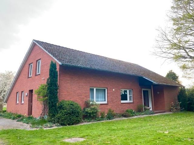 Von Privat 6 Zimmer EFH mit Wirtschaftsgebäuden in ruhiger Lage