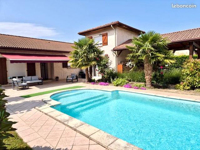 Voiron – Propriété élégante avec piscine et vie de plain pied – cadre résidentiel privilégié