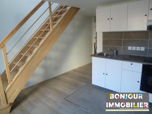 VOIRON RUE FAUBOURG SERMORENS A LOUER T2 DUPLEX ENTIEREMENT RE
