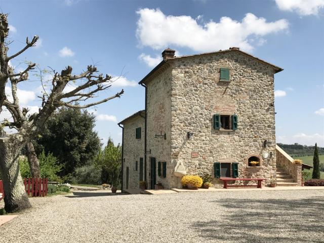 Volterra: Vendesi casolare, annesso piscina e 14,5 ettari di. 343m² Volterra