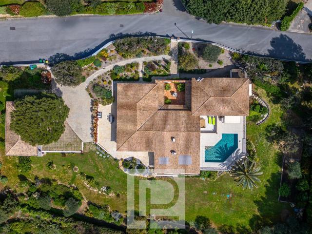 Volumes exceptionnels pour cette propriété familiale tout co. 555m² Valbonne