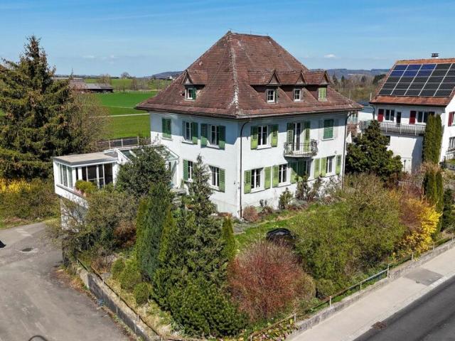 Voluminöses Einfamilienhaus in Märwil