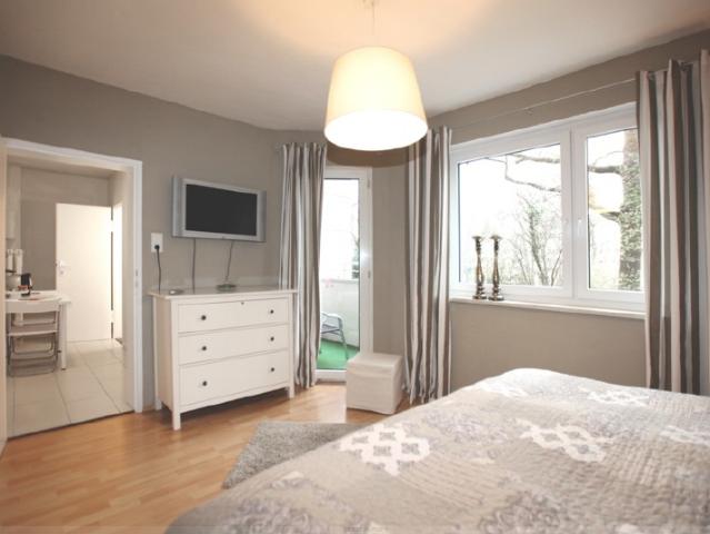 Voll möblierte 1 Zi. Whg. mit Südwest Balkon direkt an der U Bahn in Bogenhausen