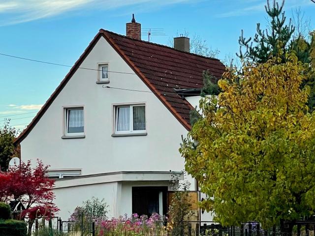Voll unterkellerte Doppelhaushälfte mit 530 m² Grundstück, Nebengelass und Garage, umgeben von viel Grün, zu verkaufen