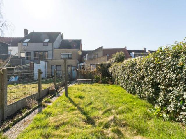 Volledig te renoveren stadswoning met zonnige tuin en tal v