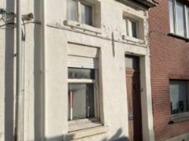 Volledig te renoveren rijwoning met 2 SLK en terras