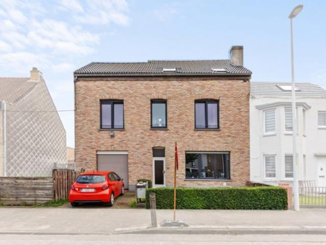 VOLLEDIG te renoveren woning met zeer veel potentieel