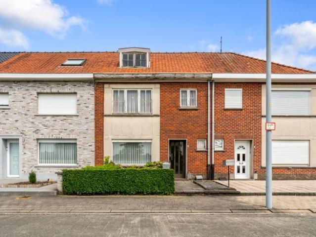 Volledig te renoveren woning in Harelbeke met uitweg