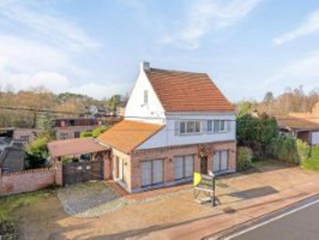 Volledig te renoveren woning/handelspand met oa 4 slpks op